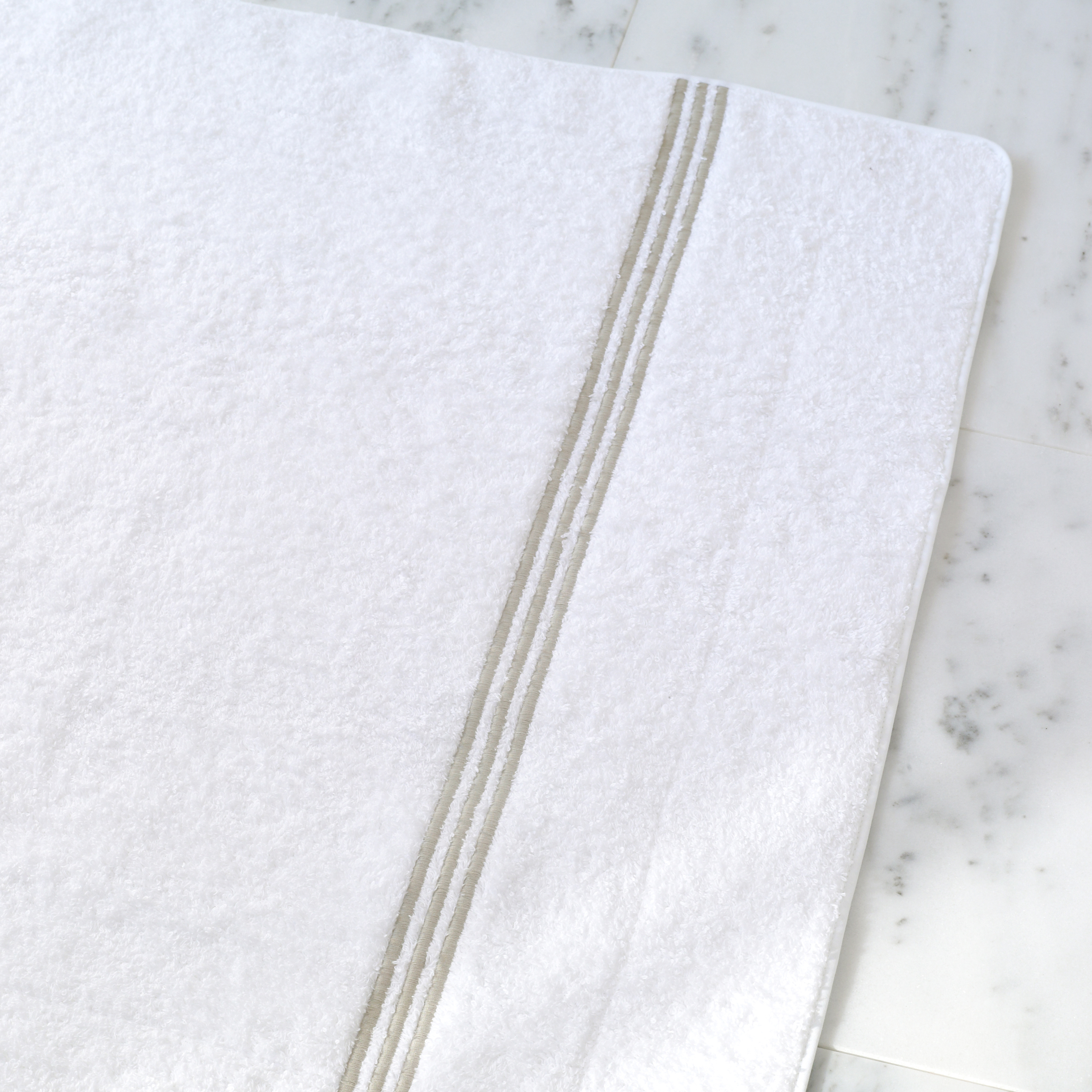 Matouk Bel Tempo Bath Towels - Hand Towel | Almond