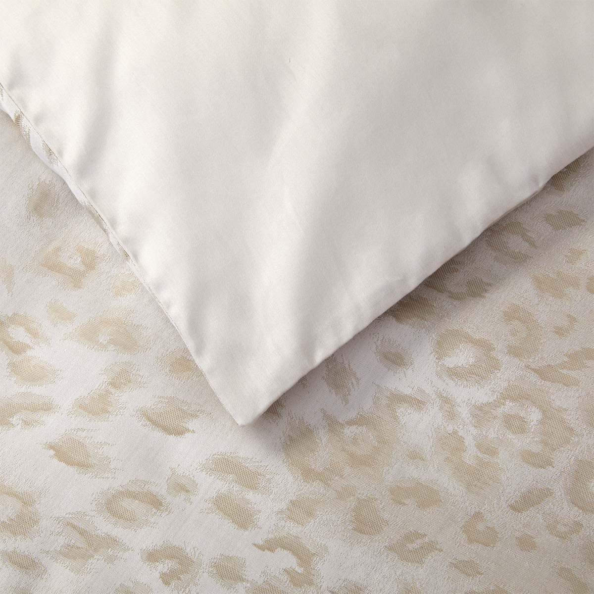 OEKO-TEX Certified Leopard Towels in Luxury Cotton in Beige/Cream